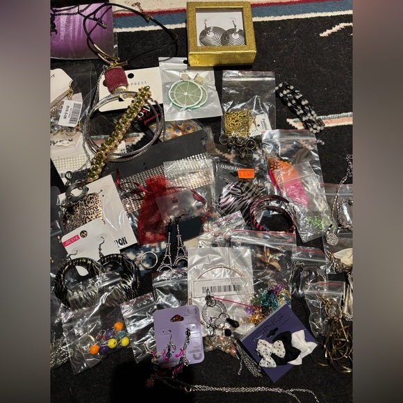 Jewlery bundle - Picture 2 of 5